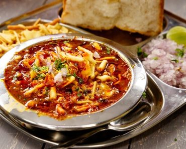 Misal Pav Recipe : How to Make Maharashtrian Style Misal Pav at Home